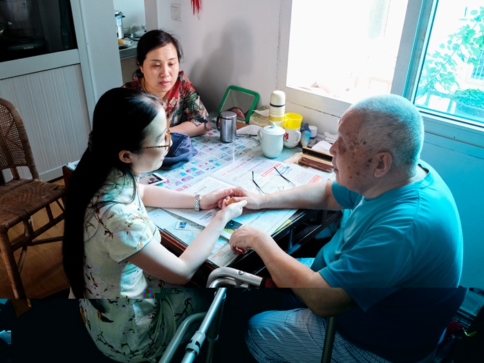 老干部病区开展延伸护理服务