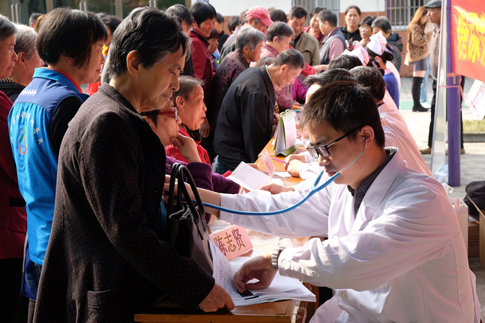 “联合国糖尿病日”社区大型义诊活动