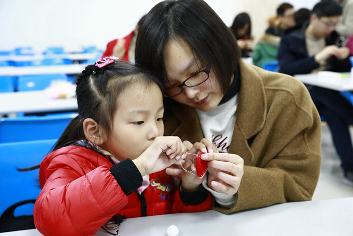 院工会妇联开展亲子手工制作活动