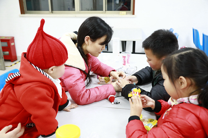 院工会妇联开展亲子手工制作活动