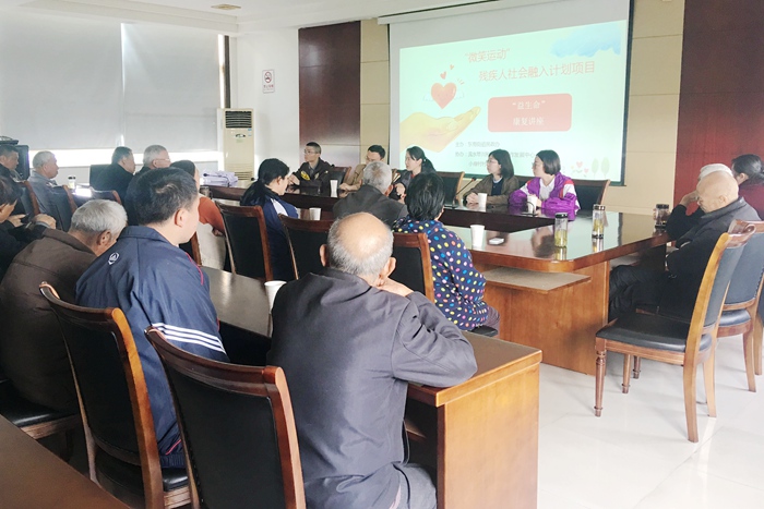 药学康复党支部走进小康村开展义诊活动