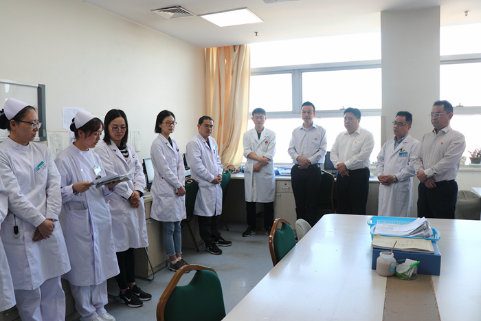 市卫健委党委班子成员在市二院等单位开展“驻院一日”活动