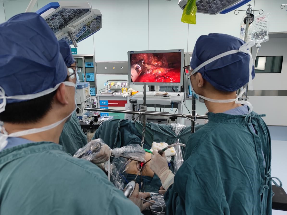 小切口解决胸中大问题!市二院心胸外科成功开展经剑突下单孔胸腔镜前纵隔肿瘤切除术
