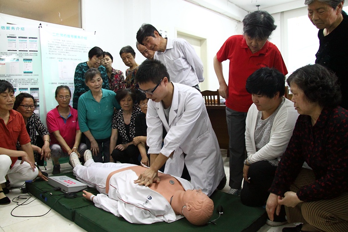 行政党支部组织党员走进五星社区