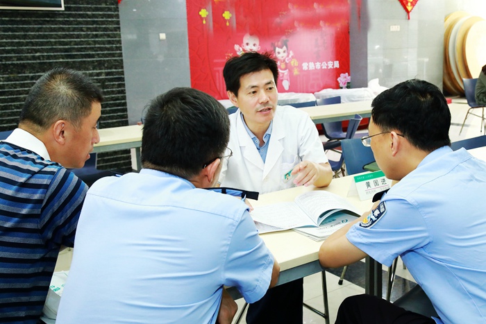 义诊公安干警 弘扬志愿精神